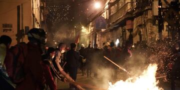 AME1550\u002E LA PAZ (BOLIVIA), 07/11/2019\u002E- Manifestantes encienden una barricada este jueves en La Paz (Bolivia)\u002E La ciudad de La Paz registra esta noche, por tercer día consecutivo, incidentes en la zona donde se encuentra la sede del Gobierno de Bolivia, con enfrentamientos con la Policía por parte de grupos de manifestantes, en su mayoría jóvenes\u002E Los manifestantes armaron barricadas y hogueras en el entorno de la céntrica plaza Murillo, que desde hace días permanece resguardada por un cordón policial que rodea sedes como las del Ejecutivo y el Parlamento bolivianos\u002E EFE/STR