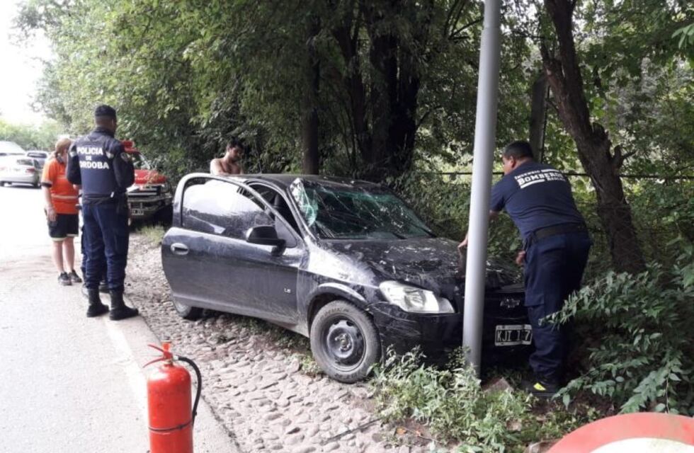 Mendiolaza: se estrelló contra poste de luz y señales de tránsito