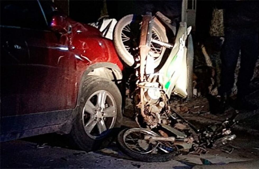 Impactante accidente: un motociclista terminó incrustado contra un automóvil