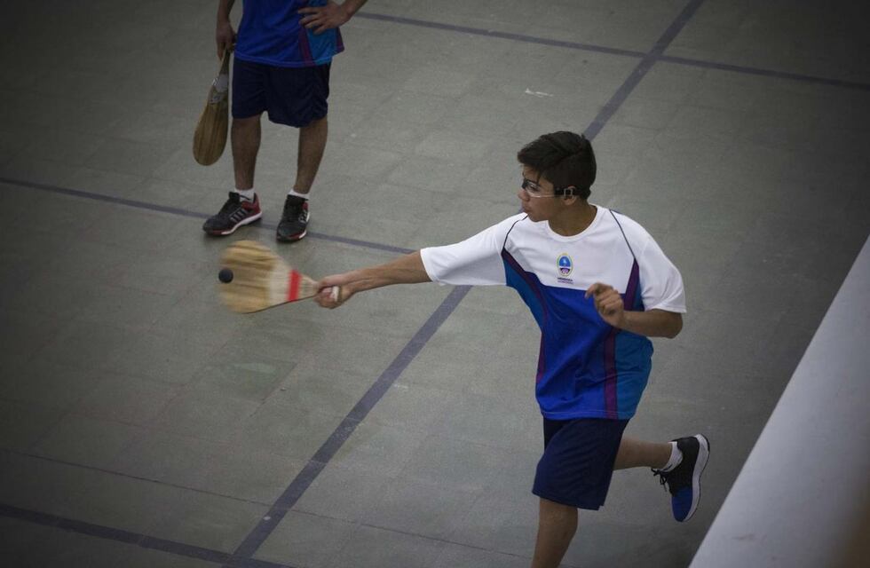 Tres Arroyos: El Centro Vasco Hiru Erreka y el Club Huracán ponen en marcha la escuelita de Pelota a Paleta