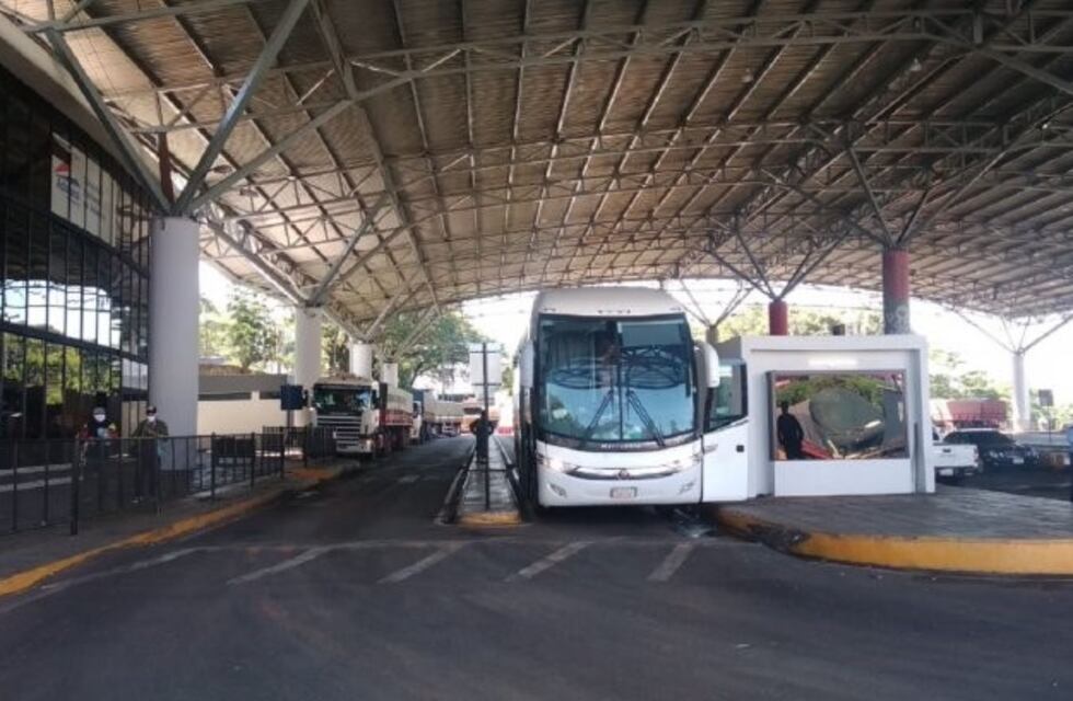 A pie, un grupo de mujeres con niños ingresaron a Paraguay desde Brasil