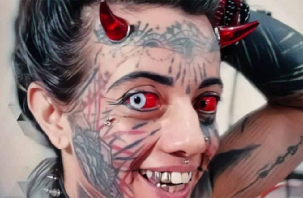 Una mujer se tatuó todo el cuerpo para parecerse al diablo