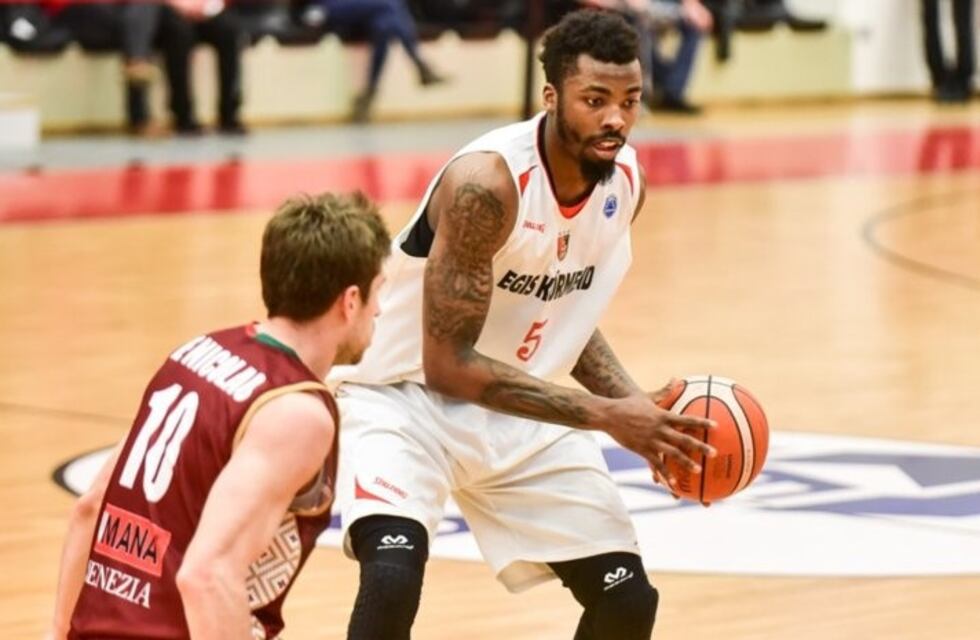 Justin Tuoyo se sumó a Atenas en Brasil