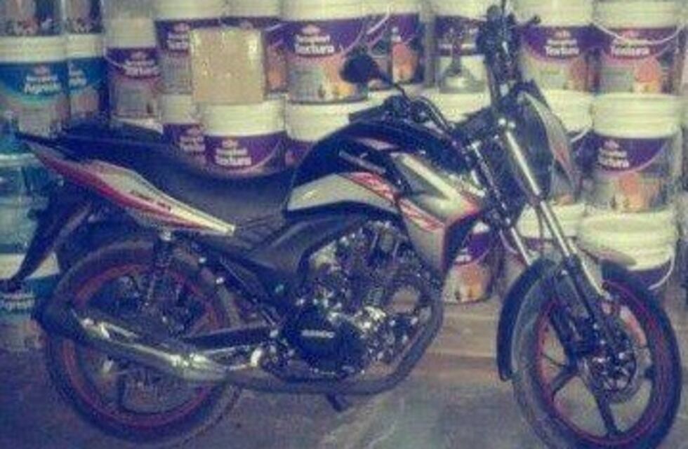 Robaron una moto estacionada frente a una pinturería mientras su dueño atendía el local