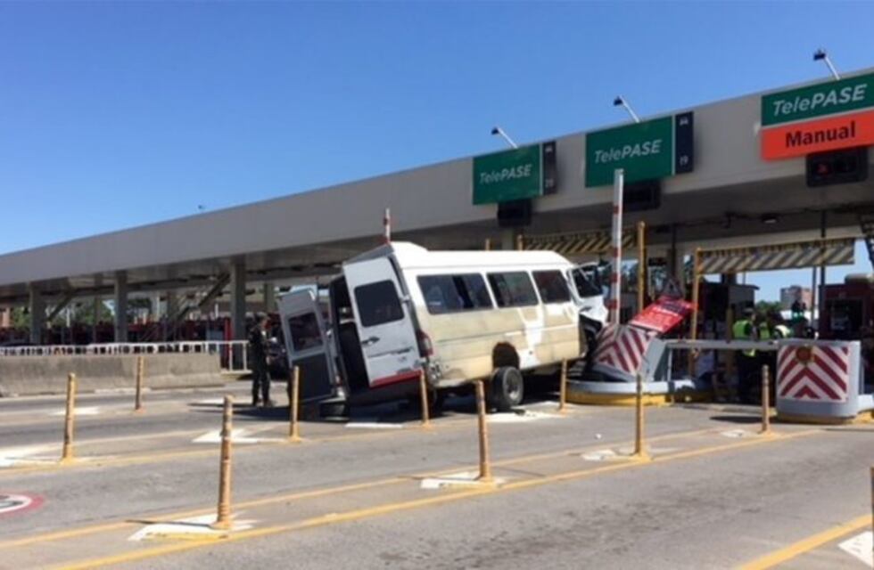 Una combi se incrustó contra un peaje de la autopista Riccheri