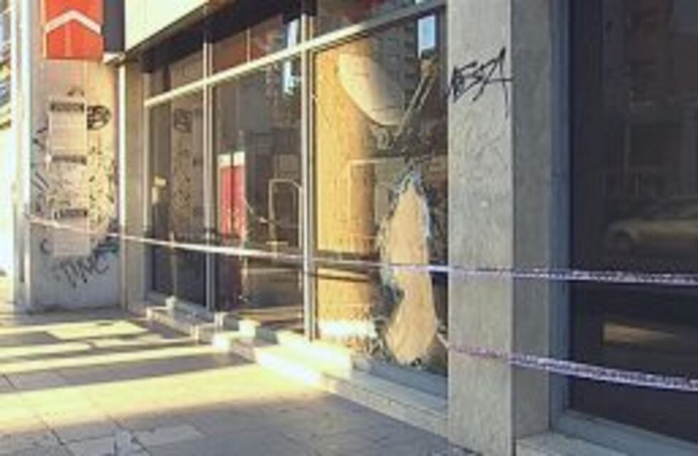 Robaron $650 mil de la sucursal de Banco Hipotecario de Lomas luego de romper el blindex con una maza