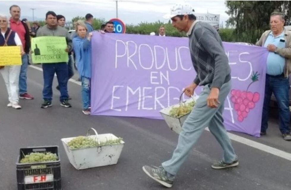 Productores regalaron uva para visibilizar la crisis en el sector