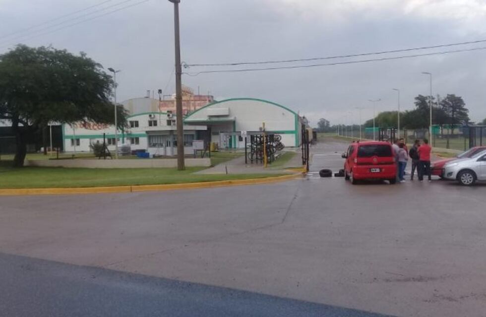 Dulcor: empleados bloquean el ingreso a portería por falta de pago