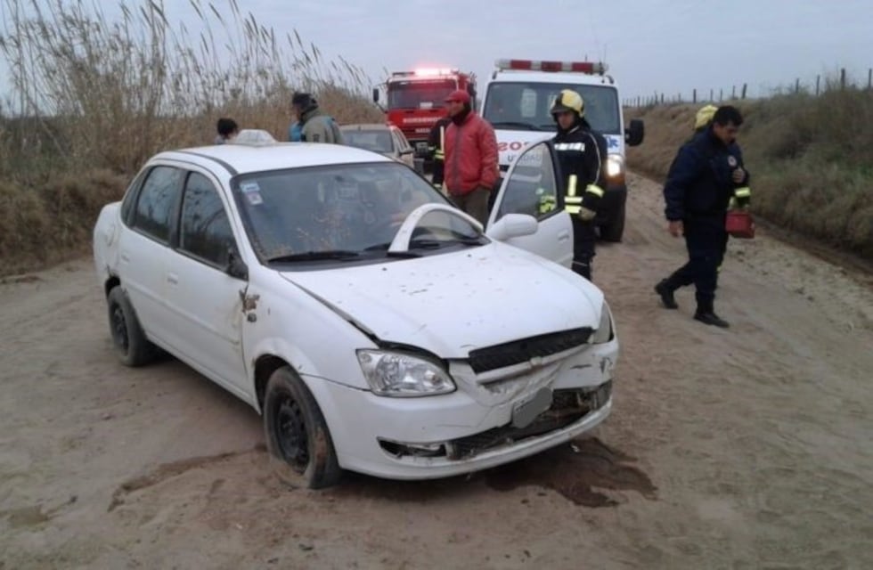 Volcó un remis en zona rural de Leones