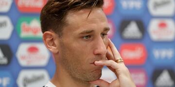 conferencia de prensa Lucas Biglia listens to a question during a press conference after a training session of Argentina at the 2018 soccer World Cup in Bronnitsy, Russia, Sunday, June 24, 2018\u002E (AP Photo/Ricardo Mazalan) bronnitsy rusia lucas biglia futbol entrenamiento seleccion argentina futbol futbolistas entrenamientos seleccion argentina