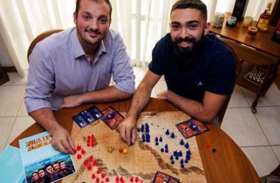 Dos mendocinos crearon un juego que recrea la batalla de Maipú