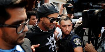 Ronaldinho fue liberado tras declarar durante siete horas en la Fiscalía de Paraguay\u002E (AP)