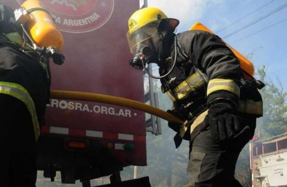 Intentó encender la estufa con nafta y provocó una explosión