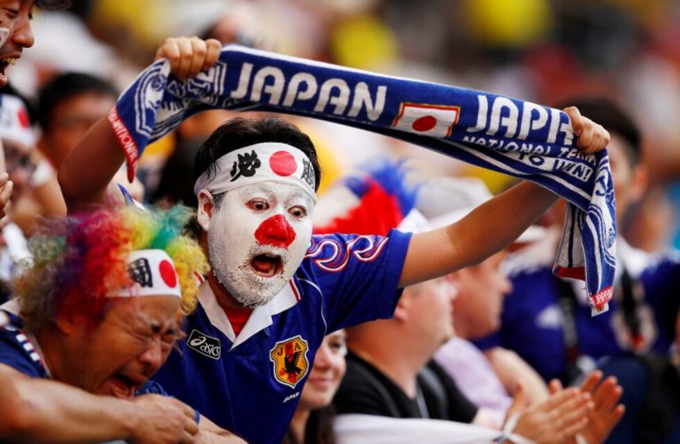 Los hinchas de Japón se quedaron limpiando el estadio tras la victoria ante Colombia