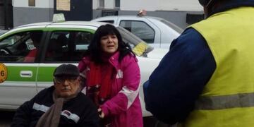 La mujer junto a su padre denunció que un inspector de tránsito le pidió una coima para no multarla\u002E