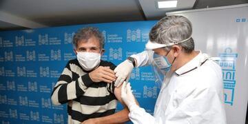 Víctor Heredia, quien pasó por los cinco clubes, se vacunó contra la gripe\u002E Lo asistió Daniel Passerini\u002E