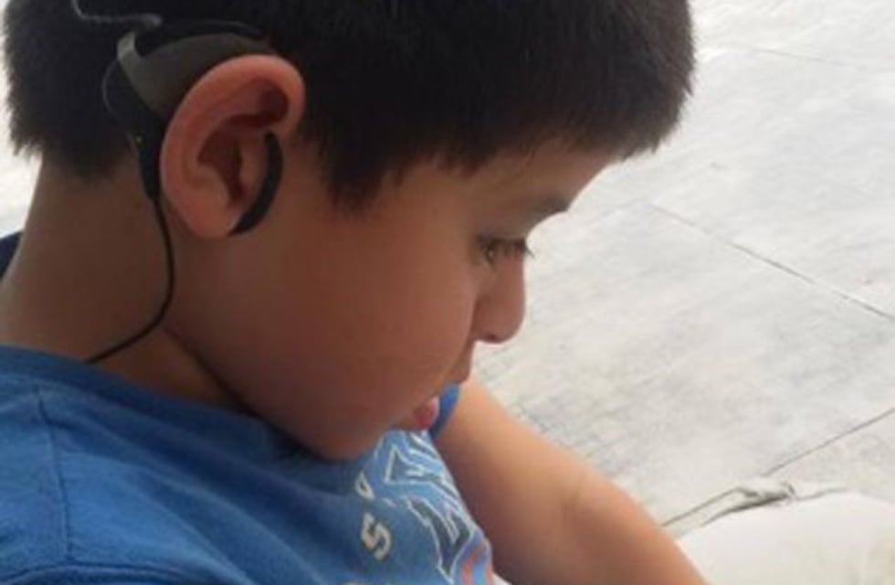 Piden ayuda para recuperar el implante coclear de un niño de 5 años