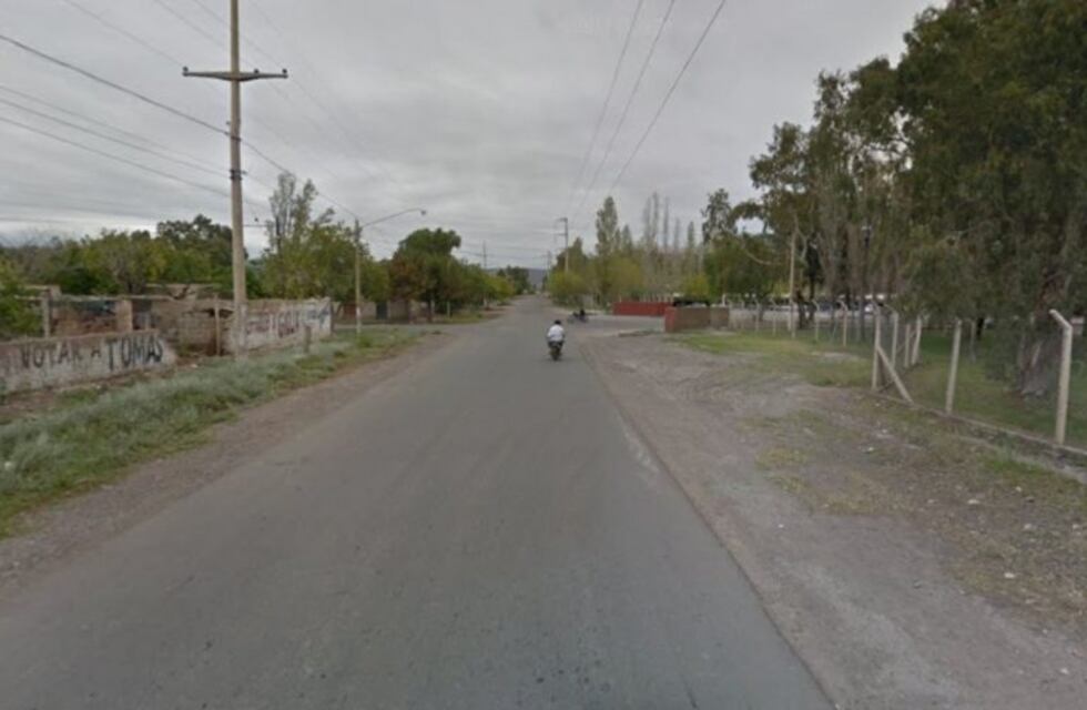 Mamá traía a su hijito del jardín, los tocó un camión y el niño murió