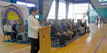 Jessica Ayala durante el acto de ingreso de nuevos efectivos a la fuerza provincial (http://comunicacion\u002Echaco\u002Egov\u002Ear)\u002E