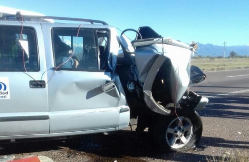 Un micro embistió a una camioneta en la ruta 40: una mujer está grave