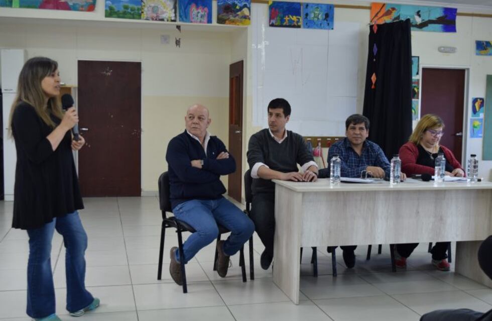 Vecinos participaron del debate en la Escuela Los Calafates