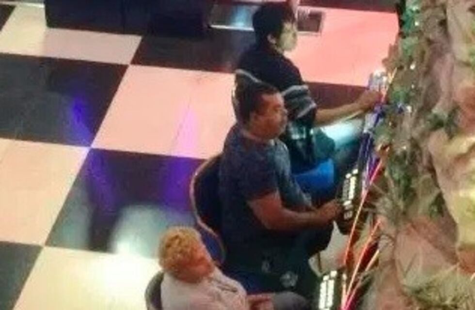 Fotos de los jefes de la protesta tarefera apostando en el casino
