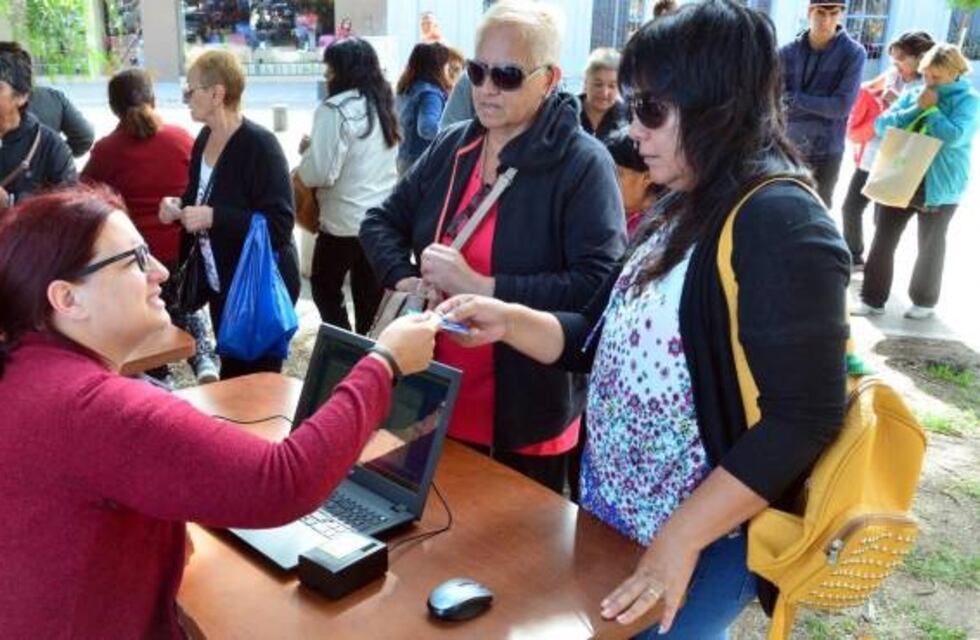 Masiva concurrencia en Viedma por la tarjeta de transporte urbano