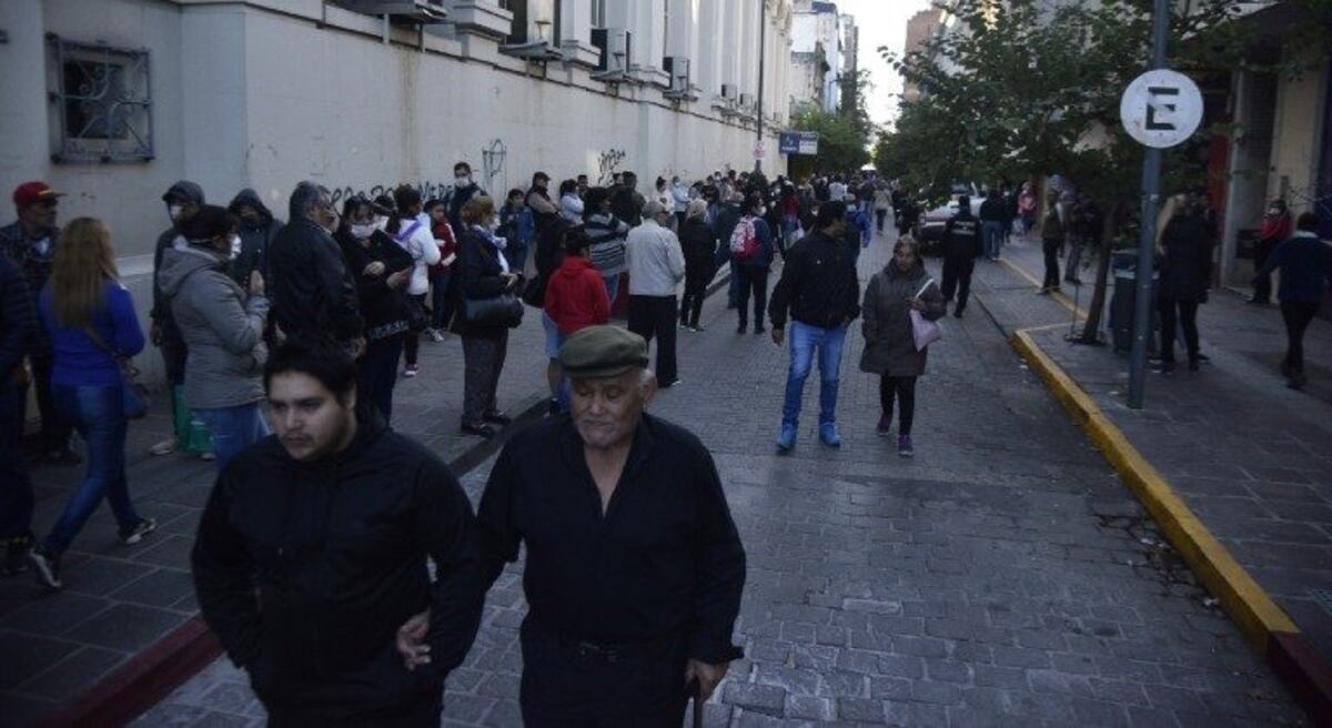 Largas colas de personas en la puerta de los bancos para cobrar jubilaciones y asignaciones\u002E