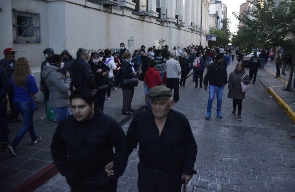 Impresionante cantidad de gente haciendo cola en los bancos para cobrar asignaciones y jubilaciones, en Córdoba