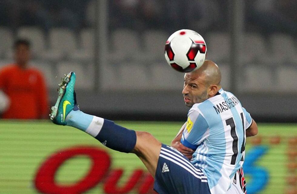 Un terrible error de Mascherano le dio el empate a Perú 2 a 2
