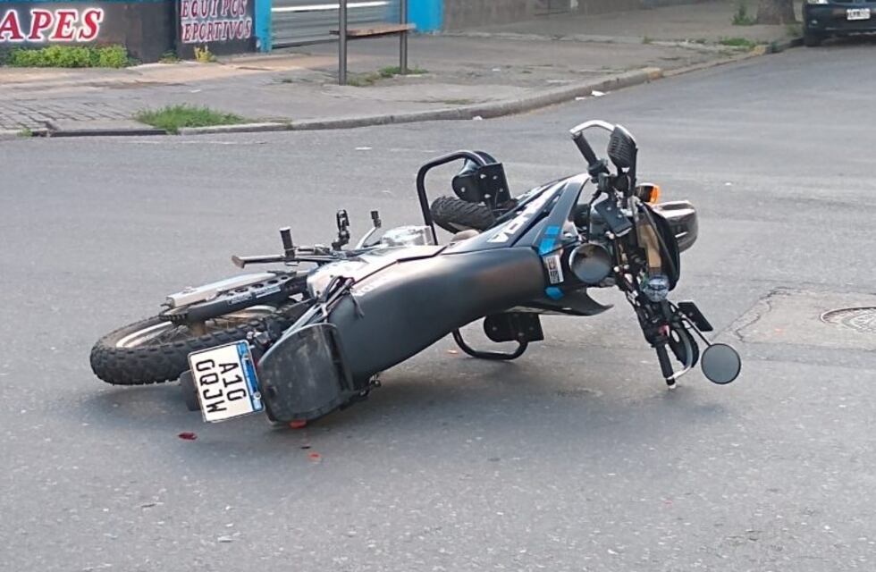 Un policía de la Brigada Motorizada terminó con una fractura de clavícula al chocar con un taxi