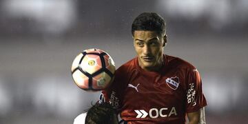 Peru's Alianza Lima midfielder Alejandro Hohberg (L) vies for the ball with Argentina's Independiente defender Jorge Figal during their Copa Sudamericana first leg football match at Libertadores de America stadium in Buenos Aires on April 4, 2017. / AFP PHOTO / JUAN MABROMATA buenos aires Alejandro Hohberg campeonato torneo copa sudamericana 2017 futbol futbolistas partido independiente alianza lima