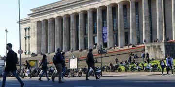 El Gobierno autorizó el regreso de las clases presenciales en las universidades\u002E (Clarín)