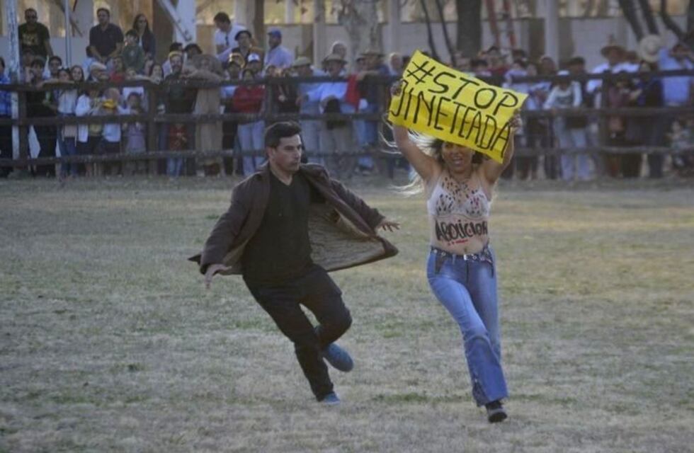 Rural Salteña: una activista invadió el campo en protesta contra las jineteadas