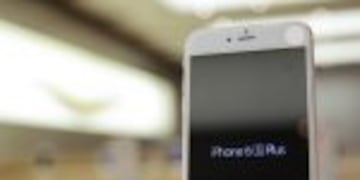 ARCHIVO - Un iPhone modelo 6S, fotografiado en una tienda de Apple el 25/09/2015. La compau00f1u00eda estadounidense reemplazaru00e1 de forma gratuita las bateru00edas de algunos telu00e9fonos del modelo iPhone 6S que se apagan de forma inesperada. Foto: Axel Heimken/dparn(Vinculado al texto de dpa