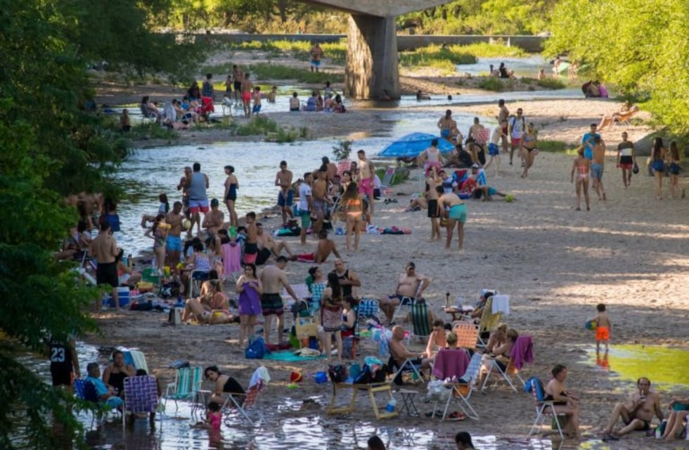Provincia entrega kits sanitarios a turistas que visitan Córdoba