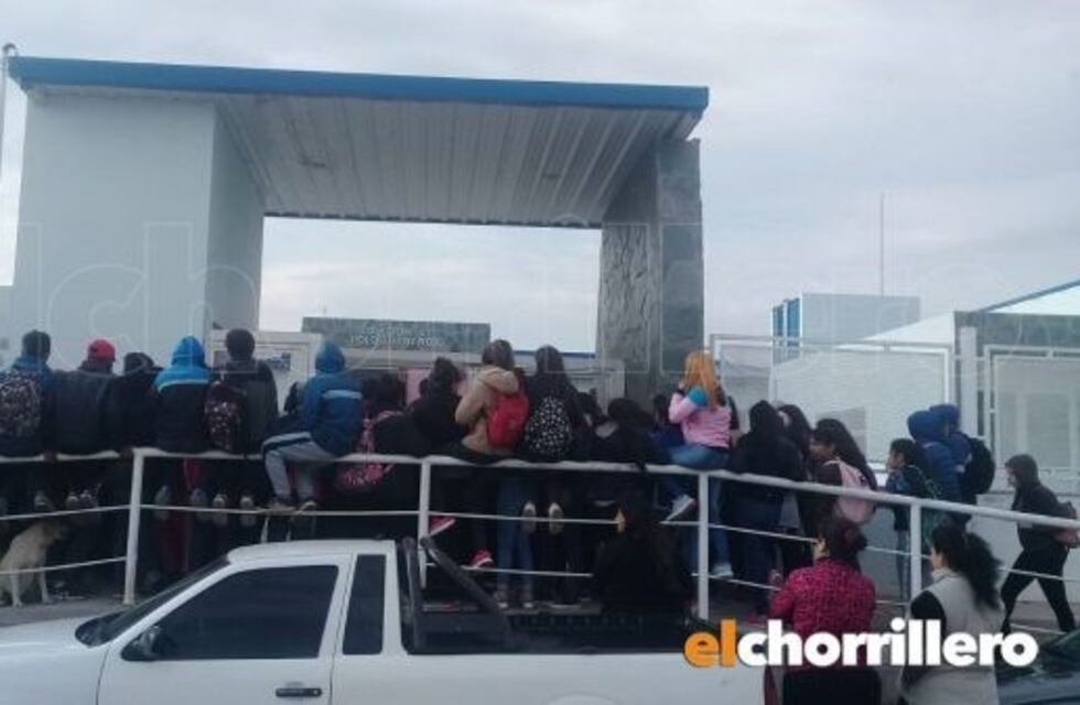 Padres y alumnos de una escuela puntana piden que un director sea reintegrado al cargo