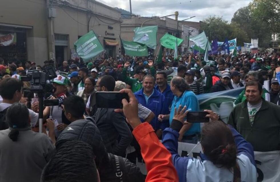 Gremios y organizaciones sociales marchan por las calles de Salta en contra de las políticas del gobierno nacional