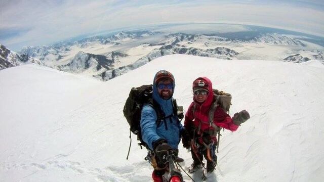 Camilo y Natalia en la cumbre del Monte Malaspina.