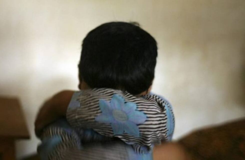 Le quemaron las manos por llevarse el celular y $20 de su hermano mayor