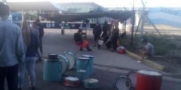 Sin arreglo: continúa el conflicto con maleteros de terminal de micros en Mar del Plata (Foto: Radio Provincia @provincia1270)