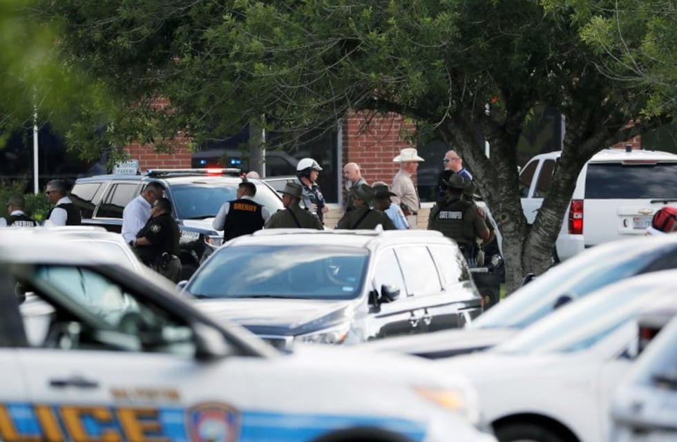 Diez muertos y varios heridos en un tiroteo en una escuela de Texas