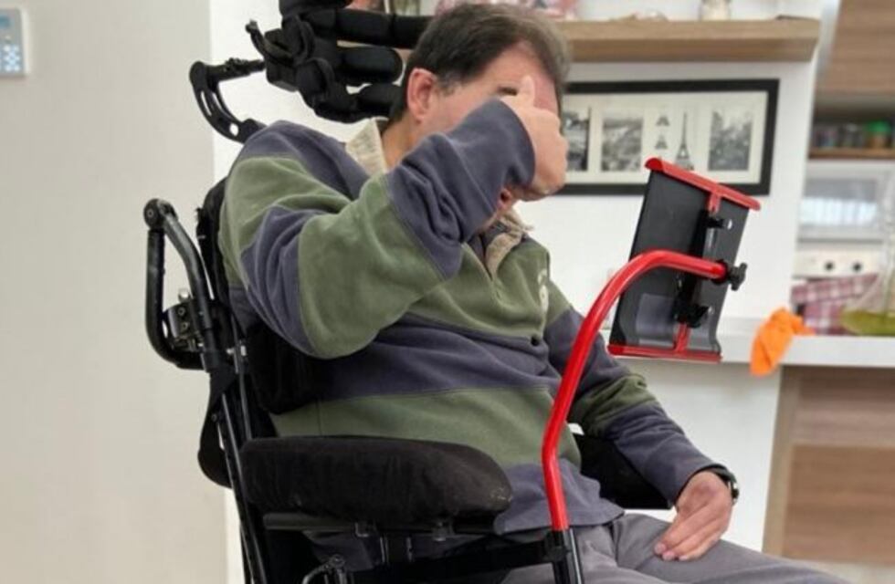 Universitarios diseñan brazo articulado para facilitar comunicación de personas con cuadriplejia