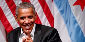 Former U\u002ES\u002E President Barack Obama speaks during a meeting with youth leaders at the Logan Center for the Arts at the University of Chicago to discuss strategies for community organization and civic engagement in Chicago, Illinois, U\u002ES\u002E, April 24, 2017\u002E REUTERS/Kamil Krzaczynski eeuu Barack Obama charla del expresidente norteamericano actividad politica del exmandatario presentacion en la universidad de chicago