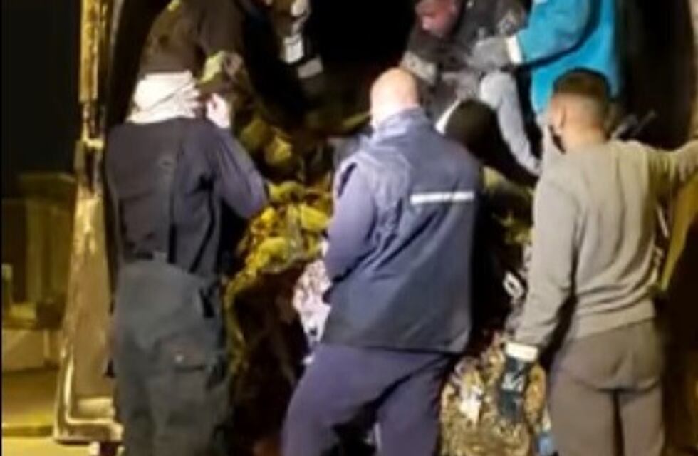 Sufrió múltiples fracturas un joven que dormía dentro de un contenedor y fue aplastado por un camión de basura