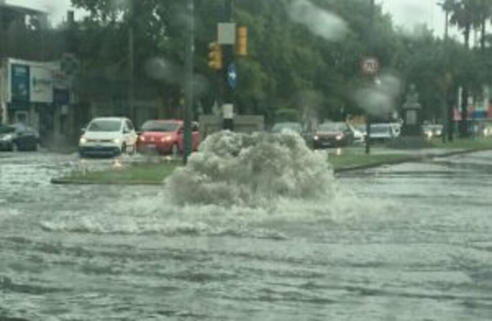 En Rosario, se trabajó toda la noche para liberar barrios anegados