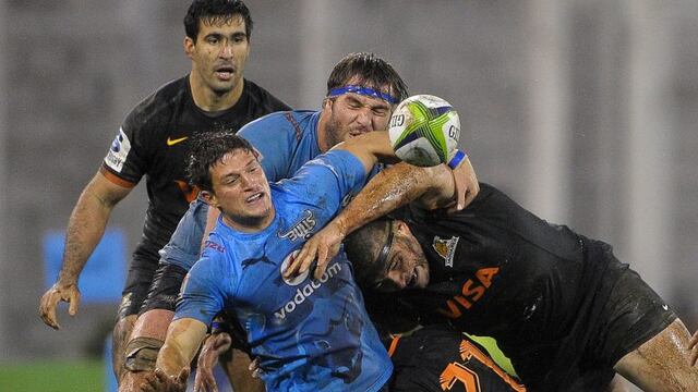 Bulls' half scrum Piet van Zyl (C-L) is tackled by Jaguares' half scrum Gonzalo Bertranou (bottom-R) during their Super Rugby match at Jose Amalfitani stadium in Buenos Aires, Argentina on July 2, 2016 / AFP PHOTO / ALEJANDRO PAGNI buenos aires Piet van