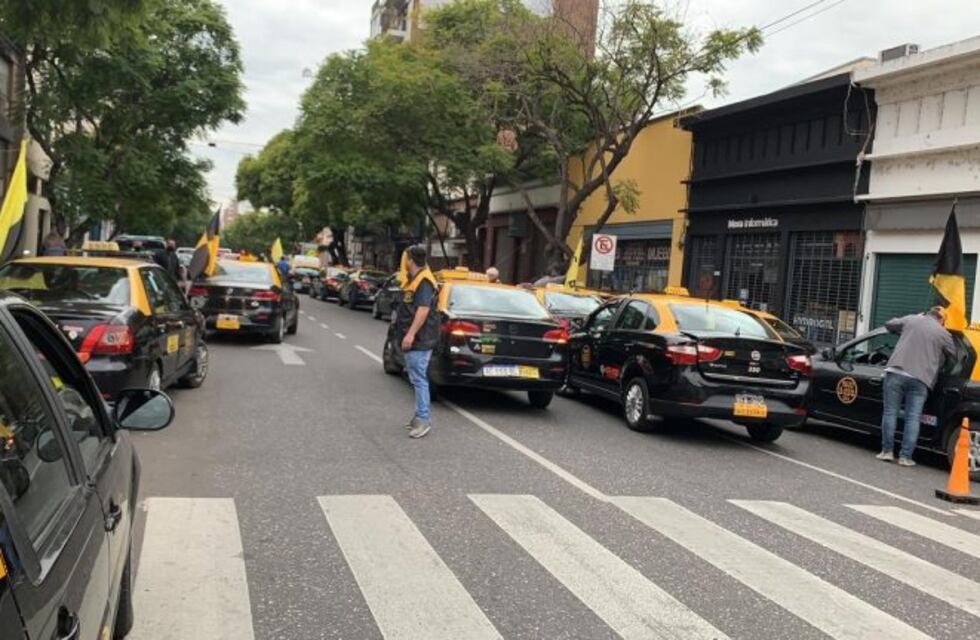 Estudian prorrogar por un año la vigencia de taxis, remises y transportes escolares