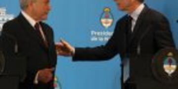 BAS01. BUENOS AIRES (ARGENTINA). 03/10/2016 .- El presidente argentino, Mauricio Macri (d), se reu00fane con su par brasileu00f1o, Michel Temer (i), hoy, 3 de octubre de 2016, en la residencia oficial de Olivos, en Buenos Aires (Argentina(. EFE/Alberto Ortiz buenos aires mauricio macri michel temer visita oficial del presidente brasileu00f1o encuentro entre los mandatarios conferencia de prensa