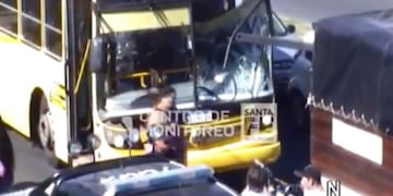 El parabrisas quedó atravesado por los caños del flete\u002E (Captura de pantalla)